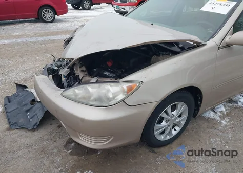 2005 Toyota Camry Le V6 z USA, uszkodzony, nr VIN 4T1BF32K55U105670